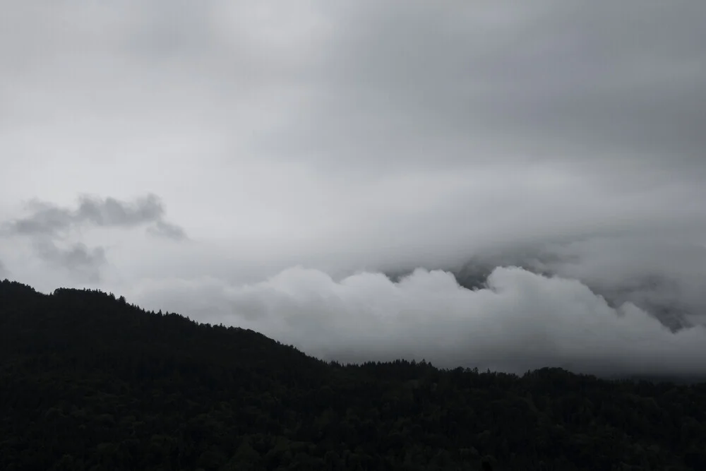 montagnes noires et nuages ​​blancs - Photographie fineart par Studio Na.hili