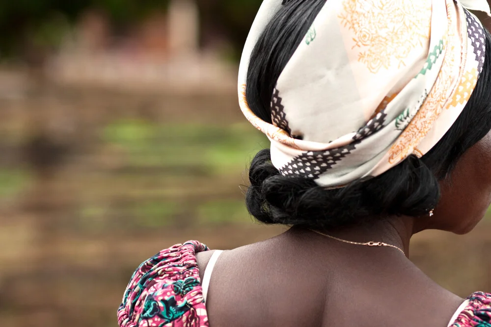 Femme dans le village de Domeabra - Région d'Ashanti - Photographie fineart de Lucía Arias Ballesteros