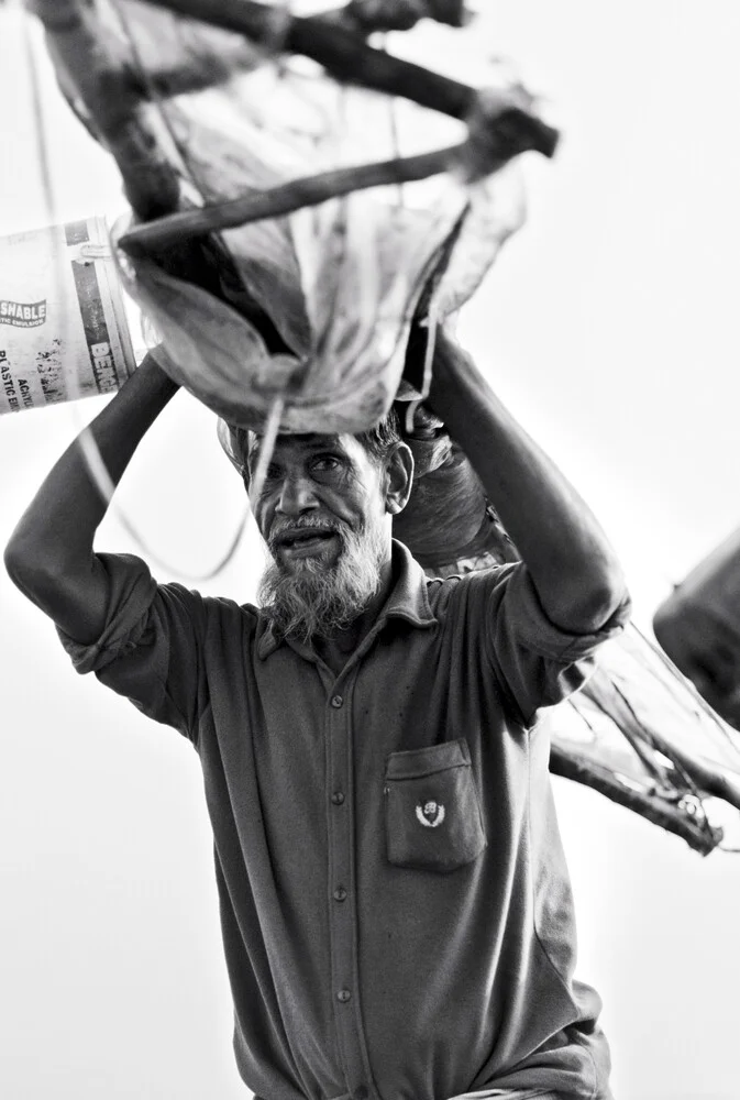Pêcheur portant ses filets - Photographie d'art de Jakob Berr