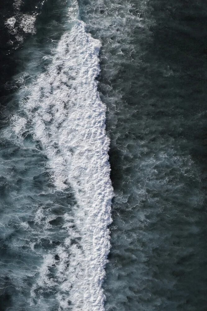 vagues apaisantes et mer d'un bleu profond - Photographie fineart par Studio Na.hili