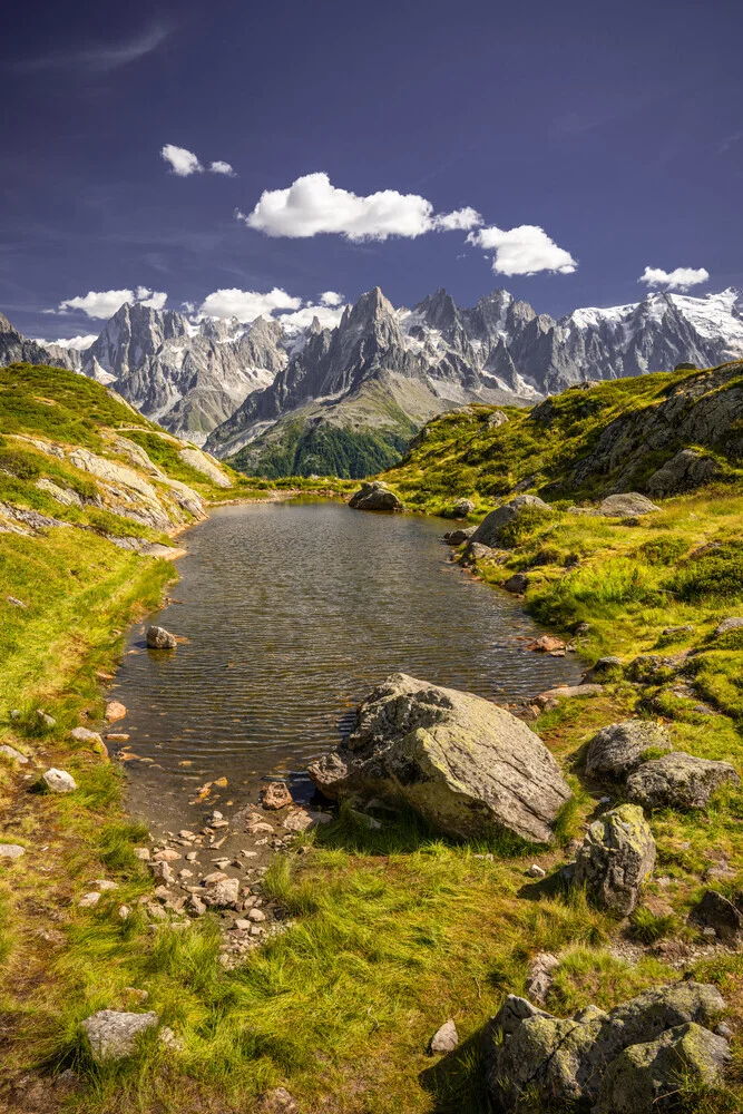 Lac de montagne avec vue sur le massif du Mont Blanc II - Photographie fineart de Franz Sussbauer