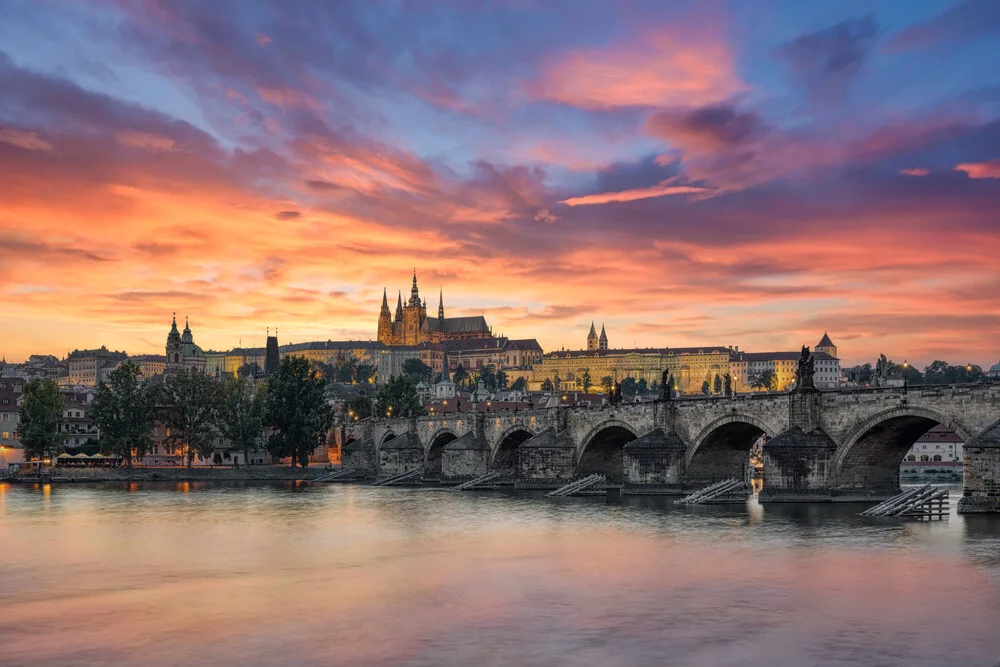 Château de Prague et pont Charles au coucher du soleil - Photographie fineart de Michael Valjak