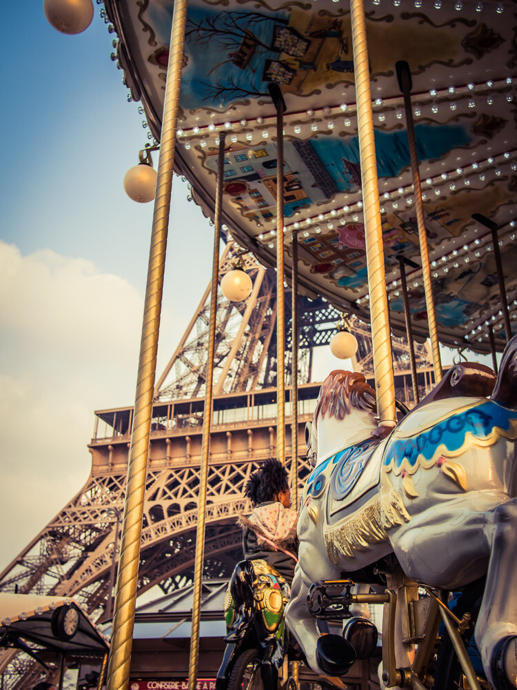 Karussell am Eiffelturm 2 - Photographie d'art par Johann Oswald
