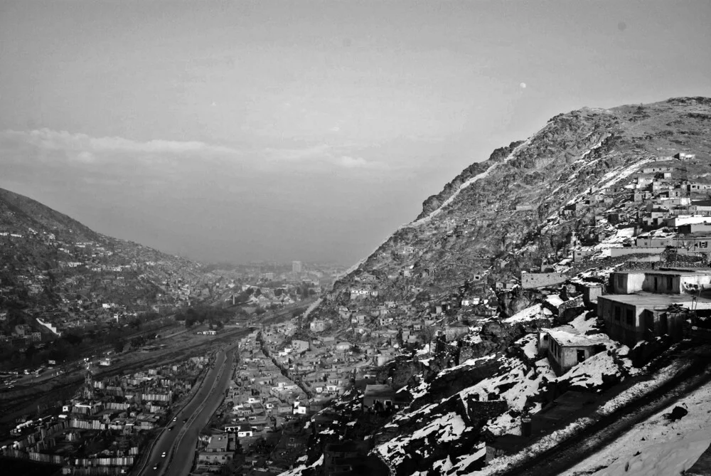 Une vue de la ville de Kaboul - fotokunst von Rada Akbar