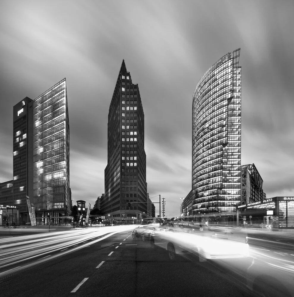 Centre-ville dynamique moderne - Photographie d'art par Matthias Makarinus