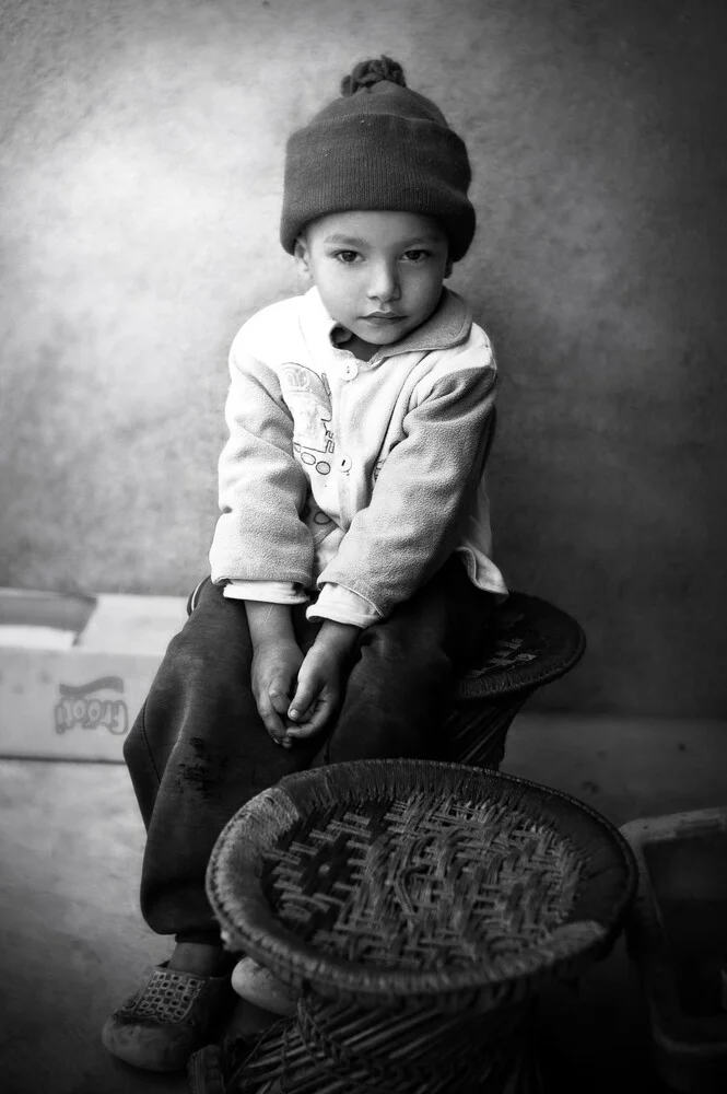 Garçon à Katmandou - Photographie fineart de Victoria Knobloch