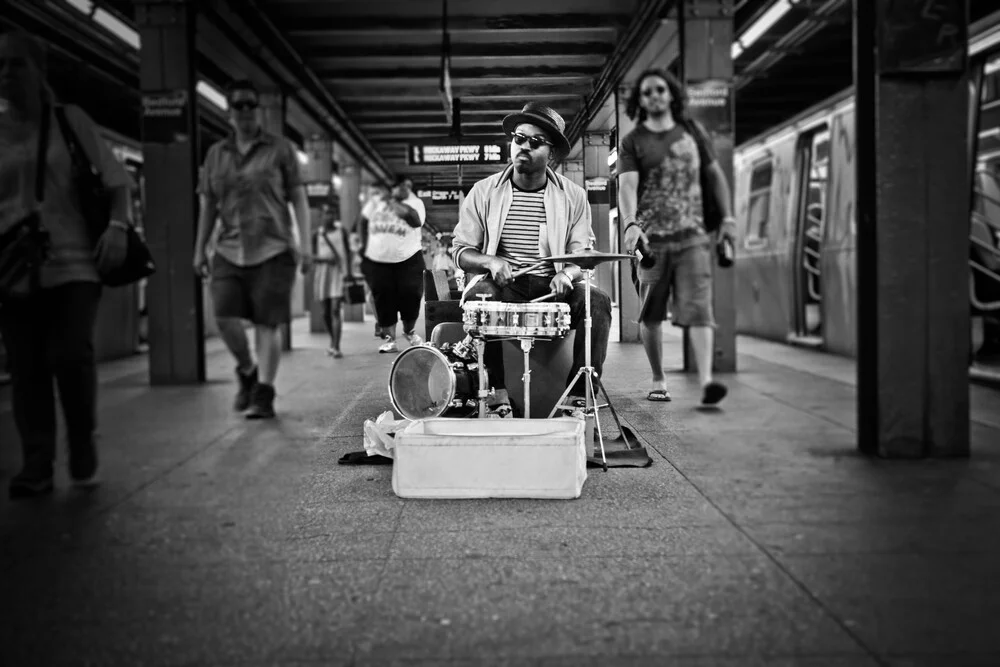 Mr. Reed in der Subwaystation - Photographie d'art par Jens Nink