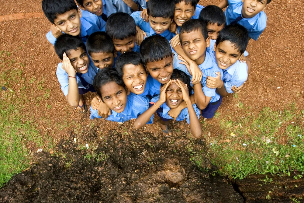 Écoliers fouineurs d'une école primaire en Inde - fotokunst von Markus Schieder