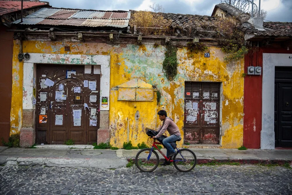 Antigua à vélo - fotokunst von Miro May