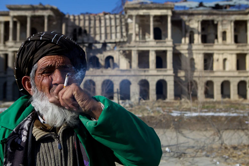 Homme au palais Darul Aman, Kaboul - Photographie fineart par Christina Feldt