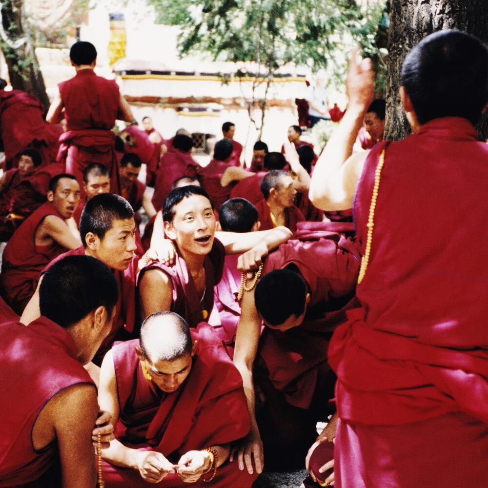 discussion au monastère de Sera, Tibet 2002 - Fineart photographie par Eva Stadler