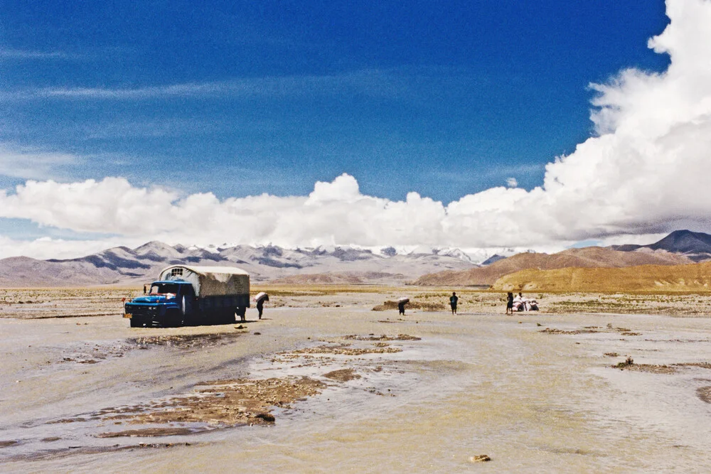 camion coincé dans une rivière, Tibet, 2002 - fotokunst von Eva Stadler