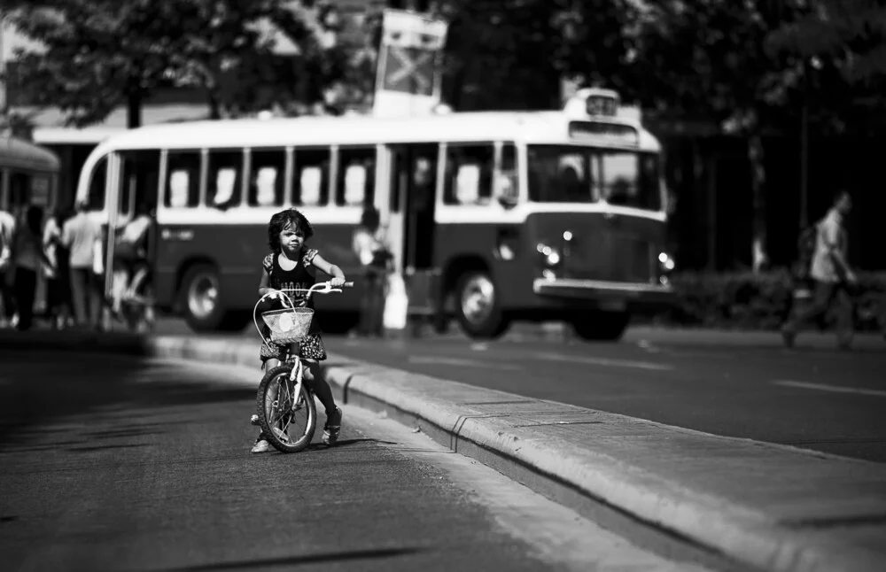 Une fille sur son vélo - Photographie fineart de Nasos Zovoilis
