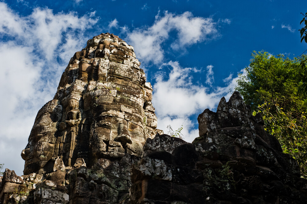 Steinerne Gesichter von Angkor - Photographie d'art par Michael Wagener