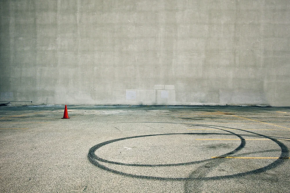 Parking (avec Orange Cone) - Photographie Fineart de Jeff Seltzer