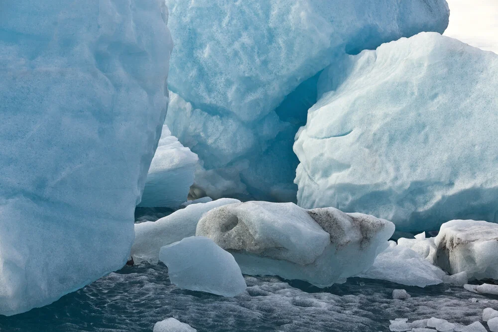 Blue Ice Rocks - Photographie d'art de Markus Schieder