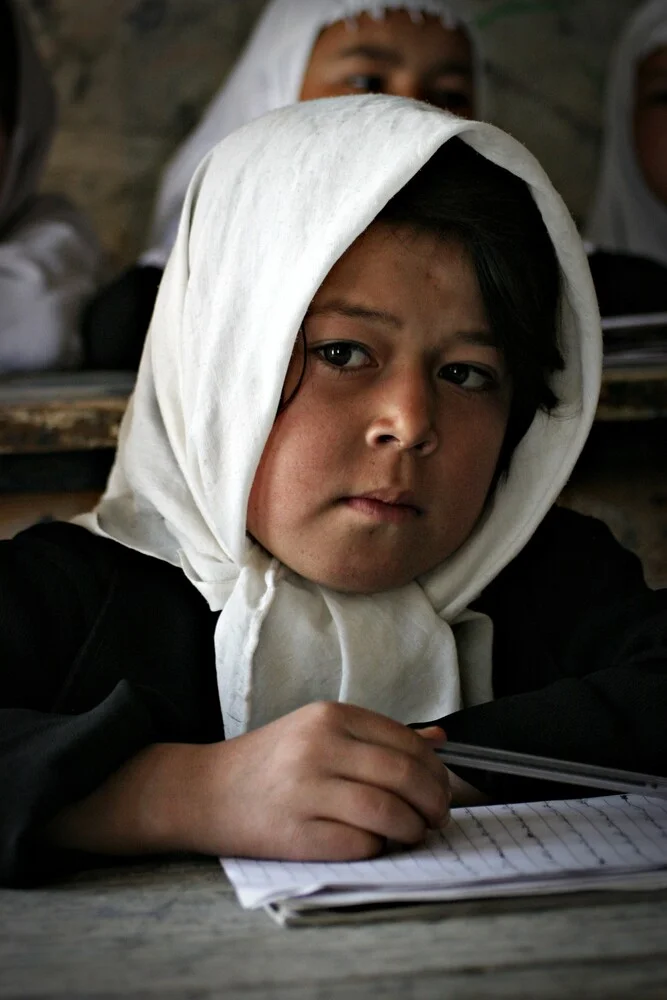 Fille à l'école - Photographie fineart de Rada Akbar