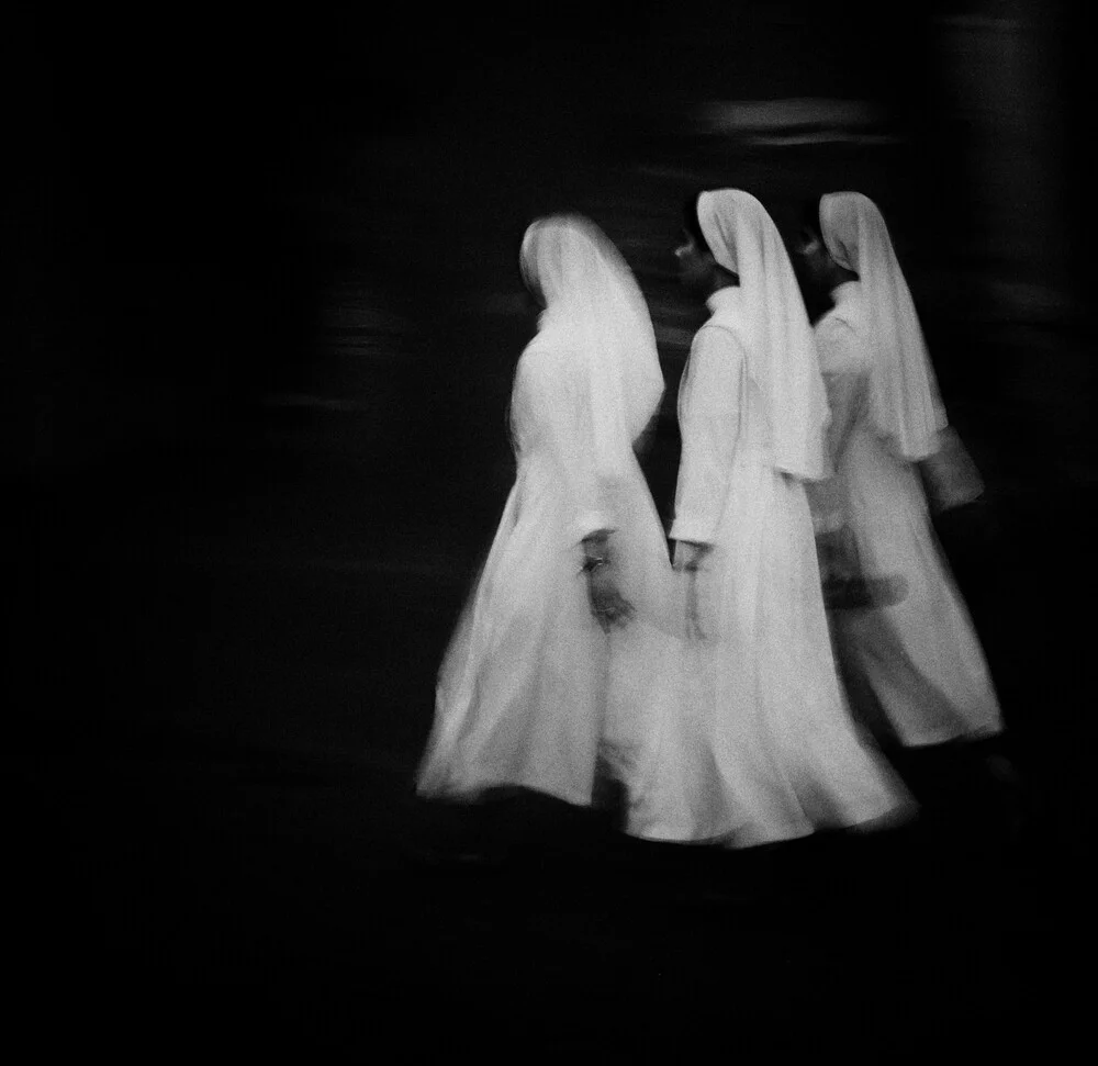 blanc dans l'obscurité - Photographie fineart par Massimiliano Sarno