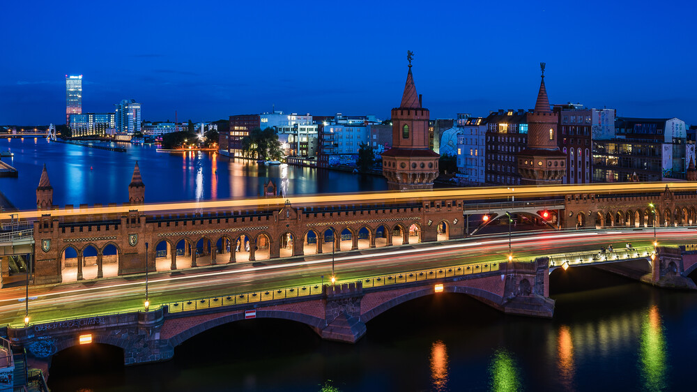 Berlin - Oberbaumbrücke pendant l'Heure Bleue - Photographie d'art par Jean Claude Castor
