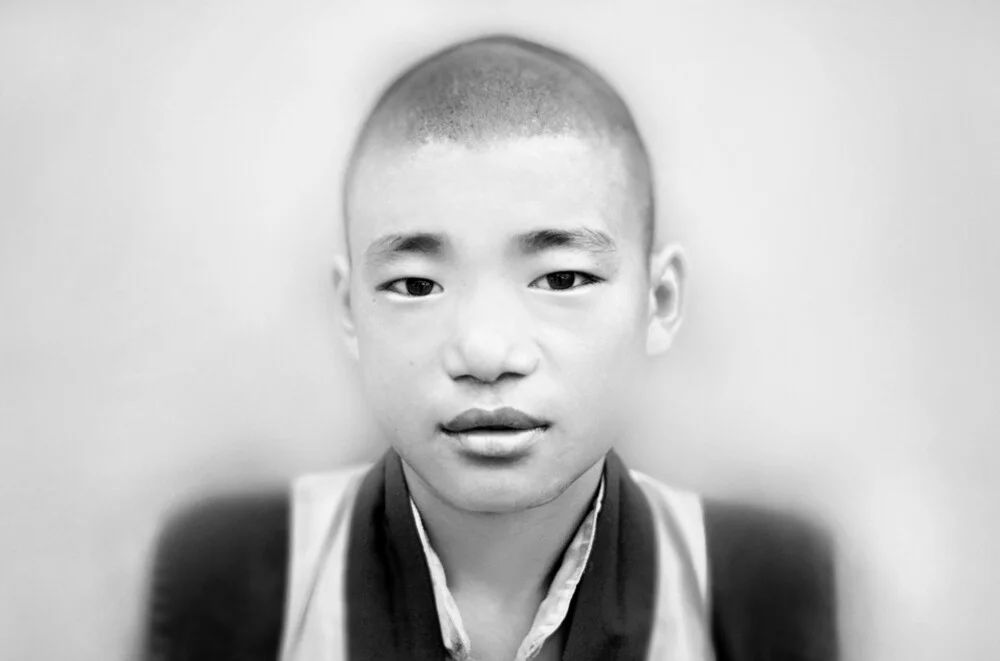 Jeune moine au monastère de Chokling à Bir - Photographie d'art par Victoria Knobloch