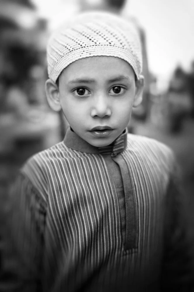 Petit garçon à Varanasi - Photographie fineart de Victoria Knobloch
