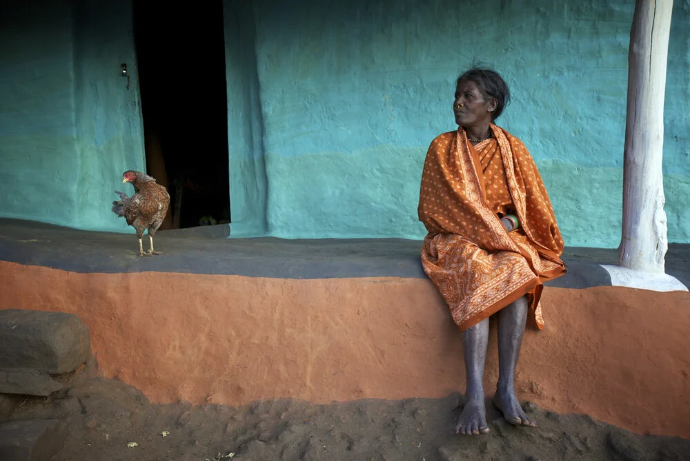 La femme et le poulet - Photographie fineart par Ingetje Tadros