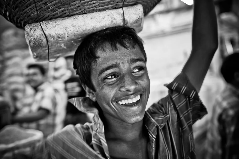 garçon dans le marché aux poissons de Dhaka - Photographie fineart par Cheung Ray