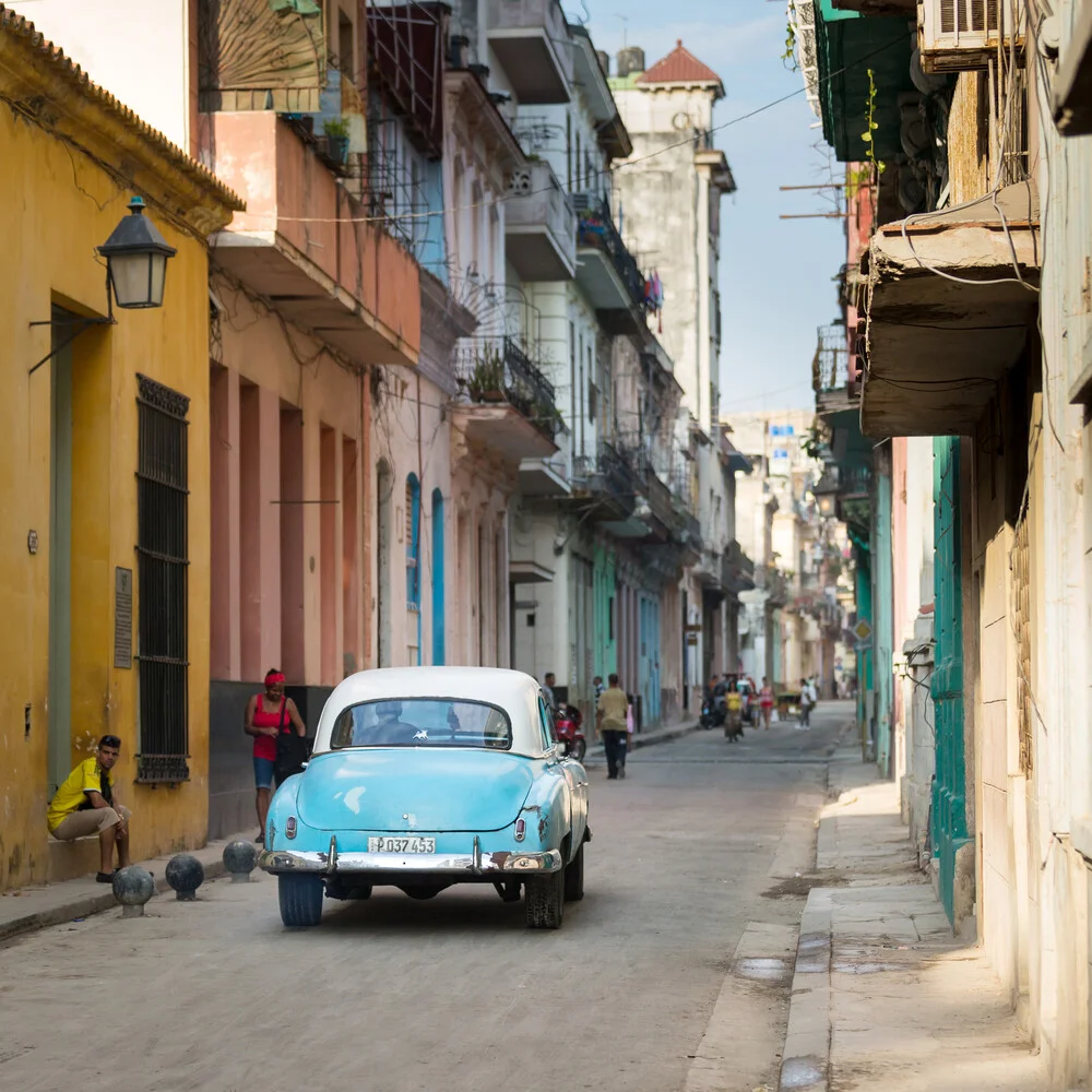 Voiture bleue à La Havane - Photographie fineart par Eva Stadler