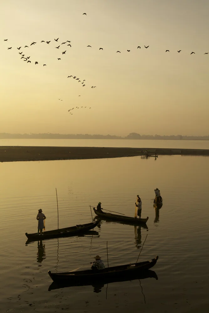 Lever du soleil au pont U-Bein, Myanmar - fotokunst von Christina Feldt