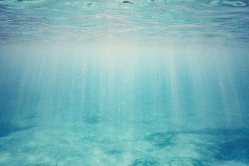 lumière du soleil sous l'eau - mer bleue - Fineart photographie de Nadja Jacke