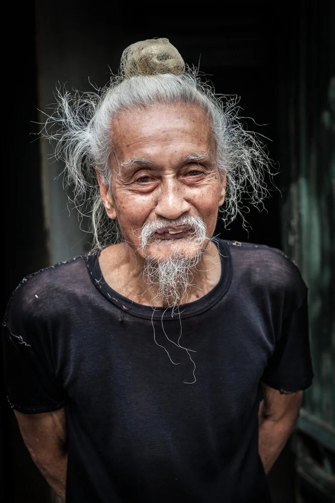 Vieil homme dans les rues de Ha Noi - fotokunst von Jörg Faißt