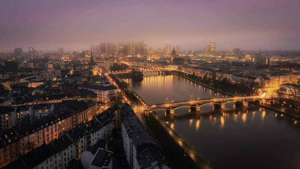 Die Frankfurter Skyline im Nebel - Photographie d'art par Dennis Wehrmann