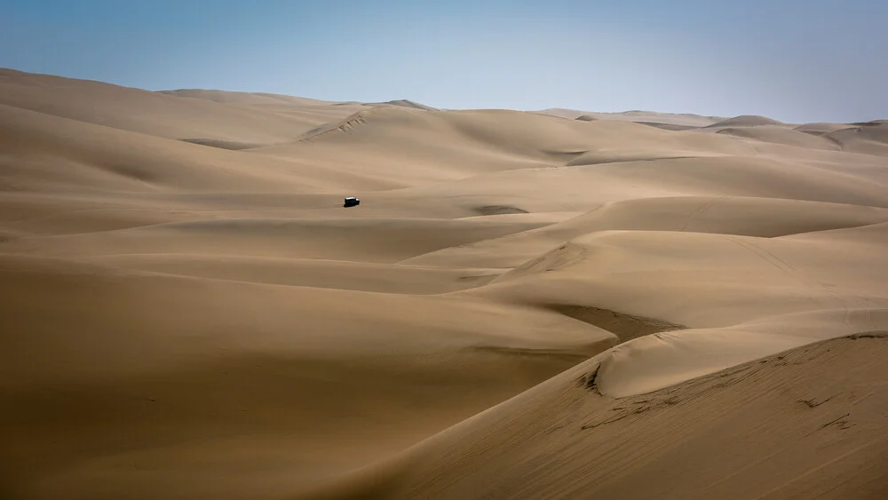 largeur infinie dans le désert du namib en namibie, die unendliche weite der namibwüste en namibie - fotokunst von Dennis Wehrmann