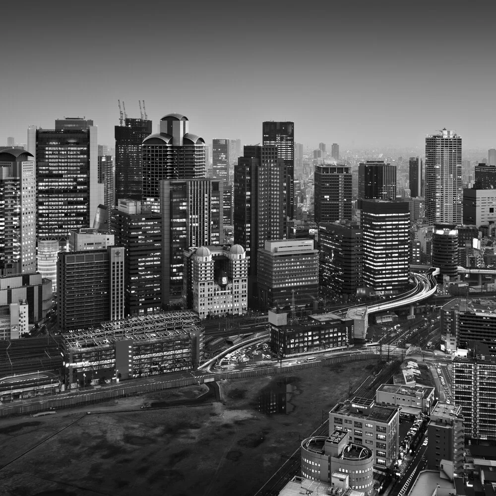 Umeda Skyline Osaka Japon - Photographie d'art par Ronny Behnert