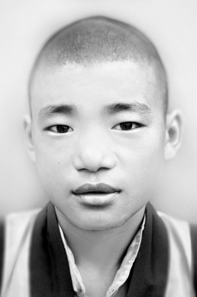 Jeune moine au monastère de Chokling à Bir - Photographie d'art par Victoria Knobloch
