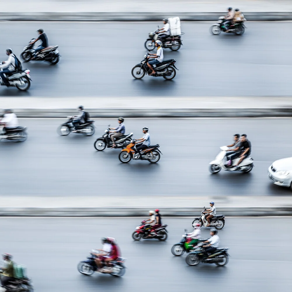 Moped Riders #3 à Hanoi - Photographie d'art par Jörg Faißt