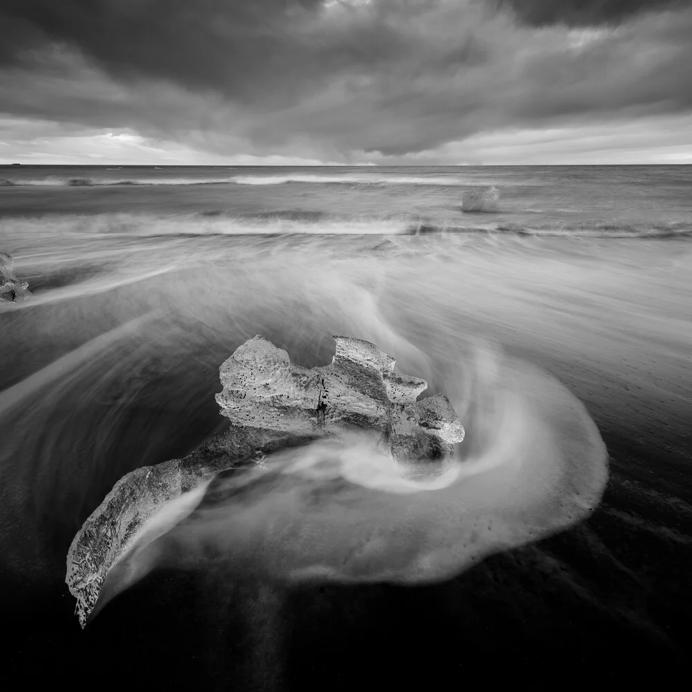 Lever du soleil | Glace polaire | Jökulsarlon | Islande – 2016 - Photographie d'art par Dennis Wehrmann