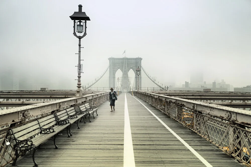 Marcher sur le pont de Brooklyn - Photographie fineart par Rob van Kessel