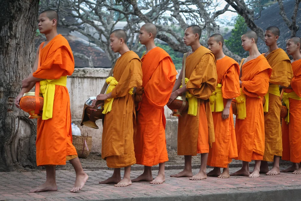 Mönche à Luang Prabang - Laos - fotokunst von Arno Simons