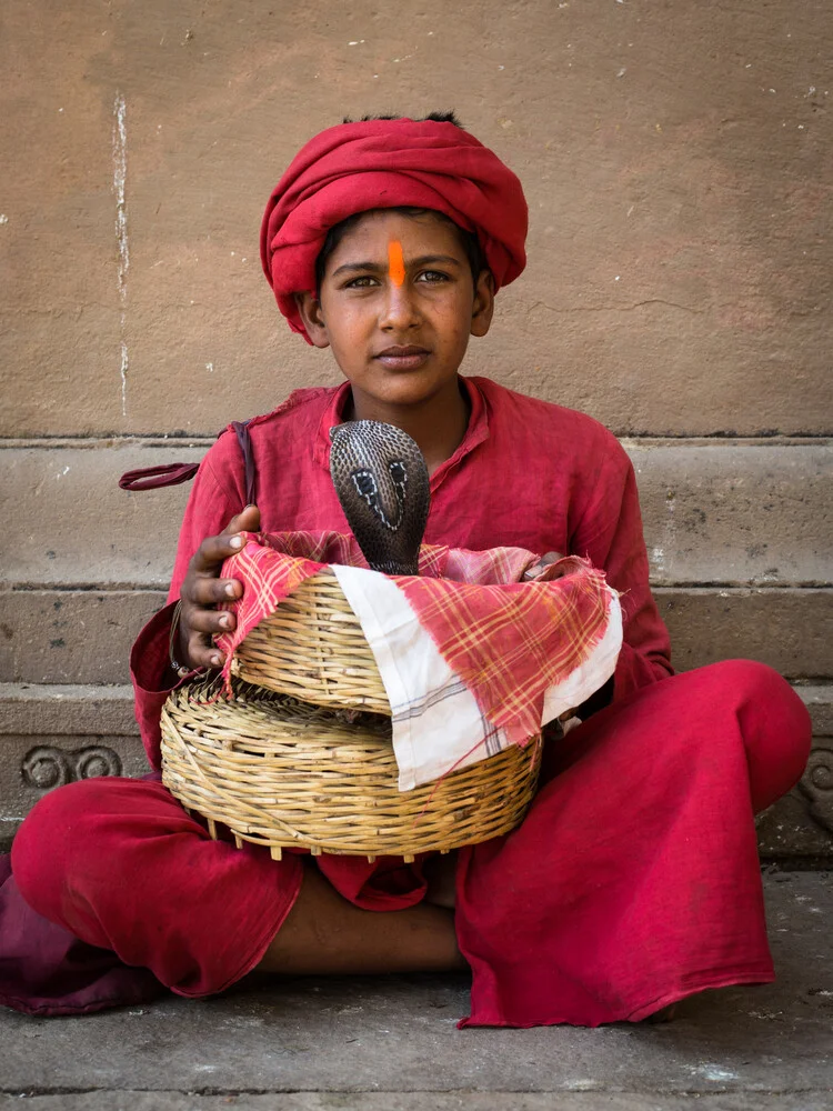 Junge mit Kobra à Varanasi - Photographie d'art par Sebastian Rost