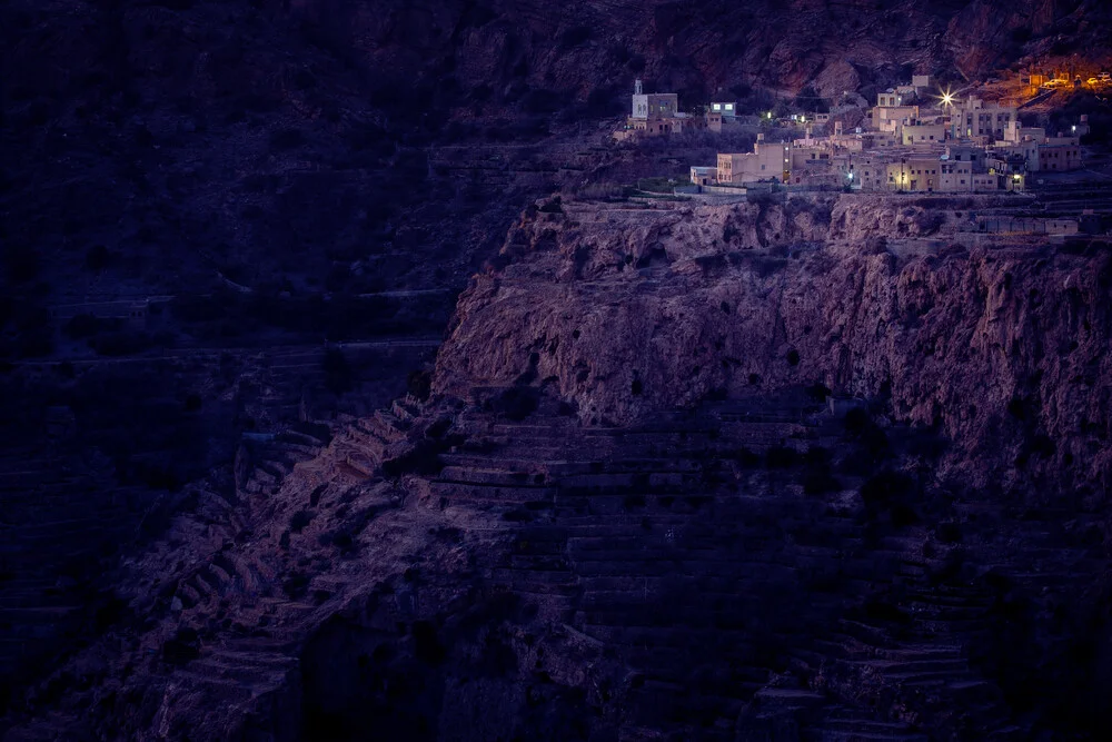 Oman : Champs en terrasses à l'heure bleue - Photographie fineart par Eva Stadler