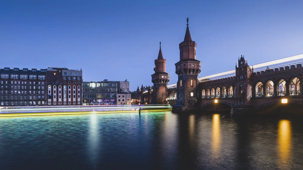 Berliner Oberbaumbrücke am Abend - Photographie d'art par Ronny Behnert