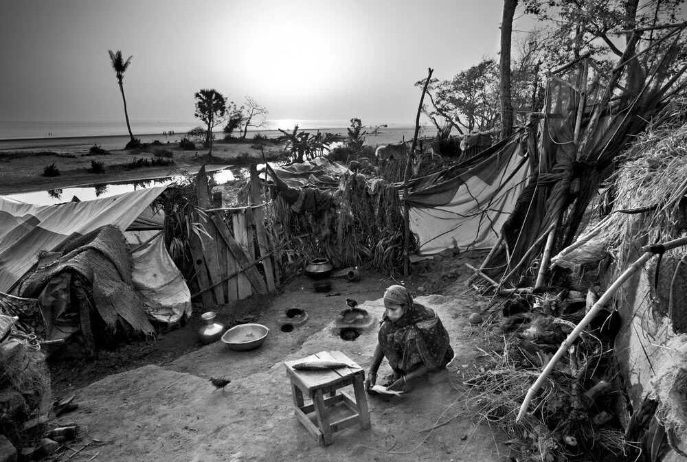Femme préparant du poisson, Bangladesh - fotokunst von Jakob Berr