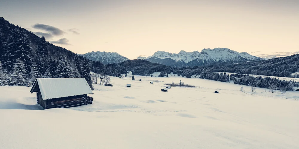 Winterliches Alpenpanorama von einer schneebedeckten Landschaft - photographie de Franz Sussbauer