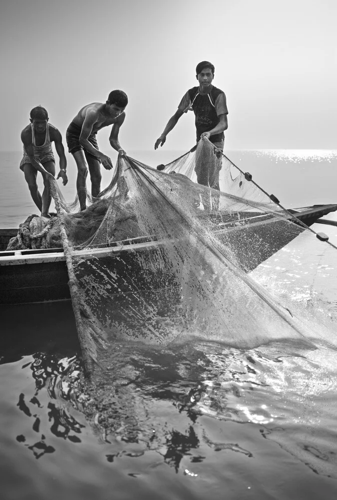 Pêcheurs tirant leur filet, Bangladesh - Photographie d'art de Jakob Berr