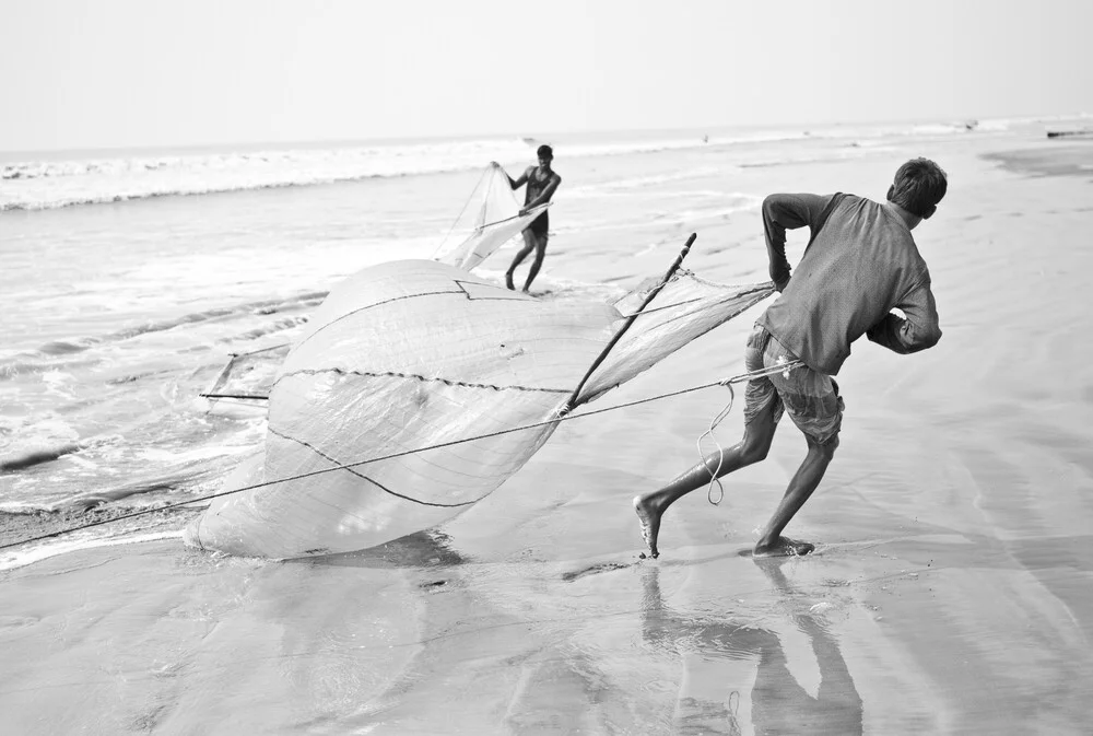 Pêcheurs pêchant les larves de crevettes, Bangladesh - Photographie d'art de Jakob Berr