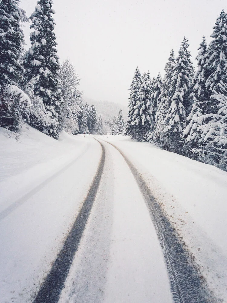 Snowy Road To The Mountains - Photographie fineart de Gergo Kazsimer