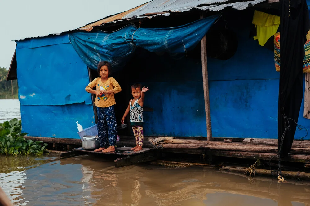 Enfants dans le village flottant de kampong Chhnang Cambodge - Photographie fineart par Jim Delcid