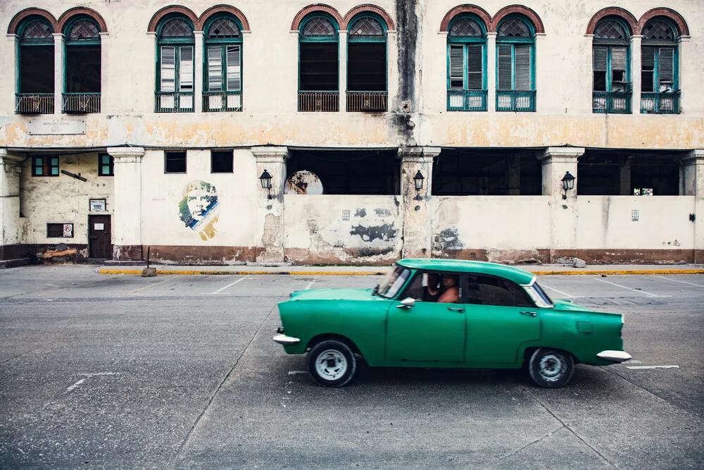 Oldtimer et Che Guevara à La Havane. - Photographie d'art de Franz Sussbauer