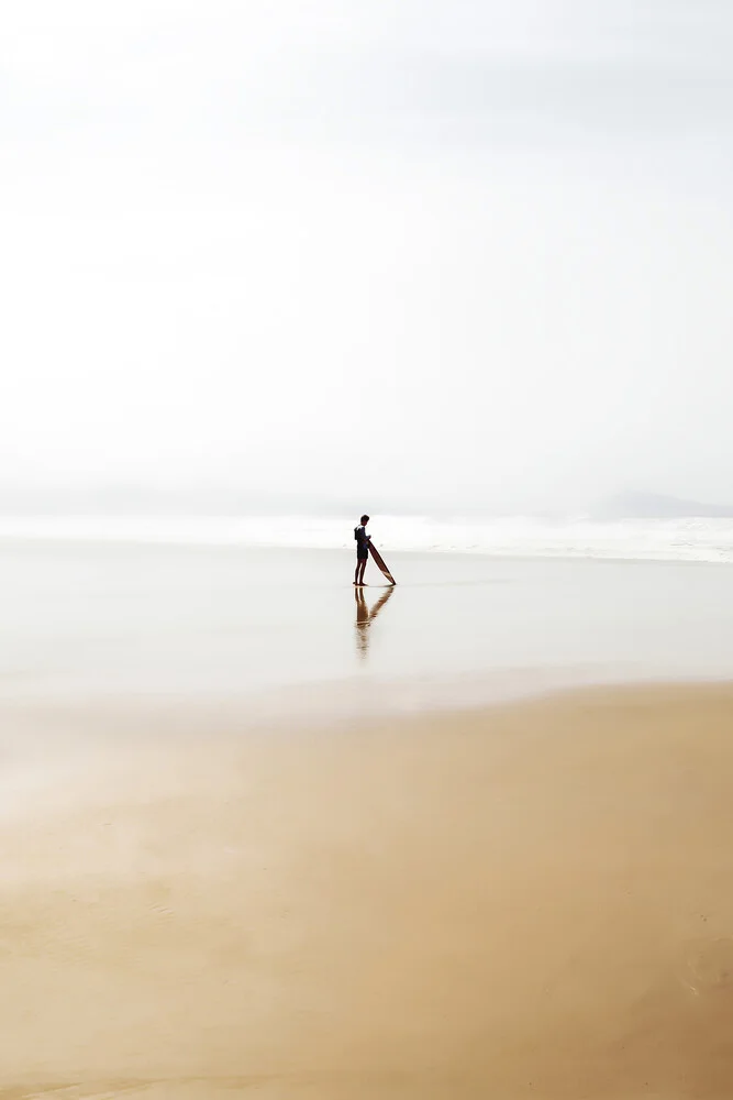 The Lone Surfer - Photographie d'art par Karl Johansson